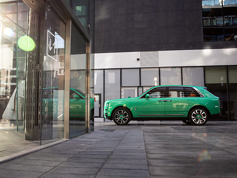 رولز-رويس كالينان تصل إلى دبي بلون أخضر فريد وجريء